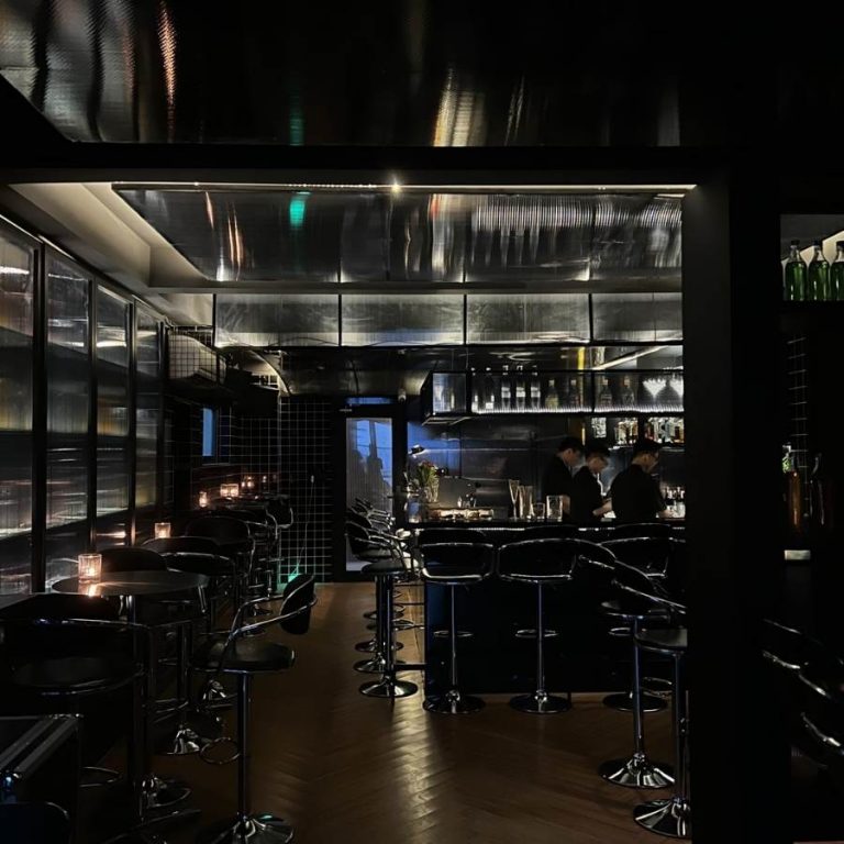 Hmm Bar một chiếc hidden bar đen huyền bí giữa lòng quận 1 1 phút
