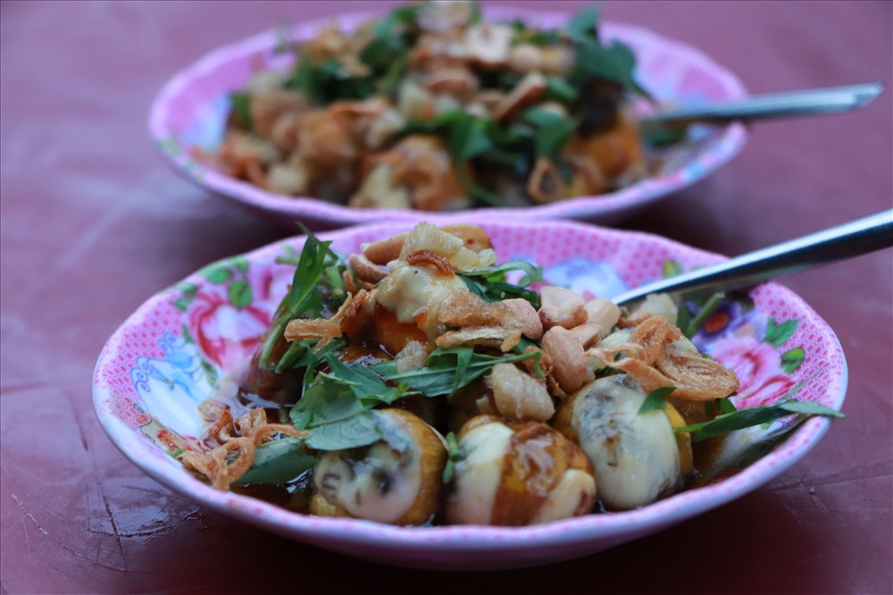 Phố ăn vặt Hồ Thị Kỷ - một trong những địa điểm ăn uống Sài Gòn