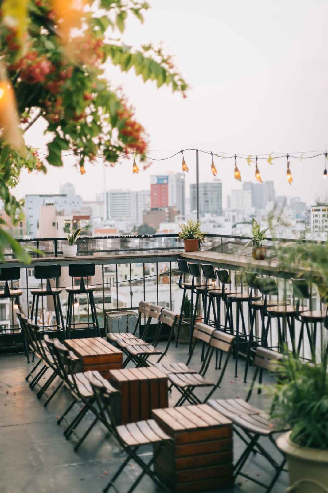 Top 20 quán cafe rooftop ở Sài Gòn chill về ban đêm - 1 phút Sài Gòn