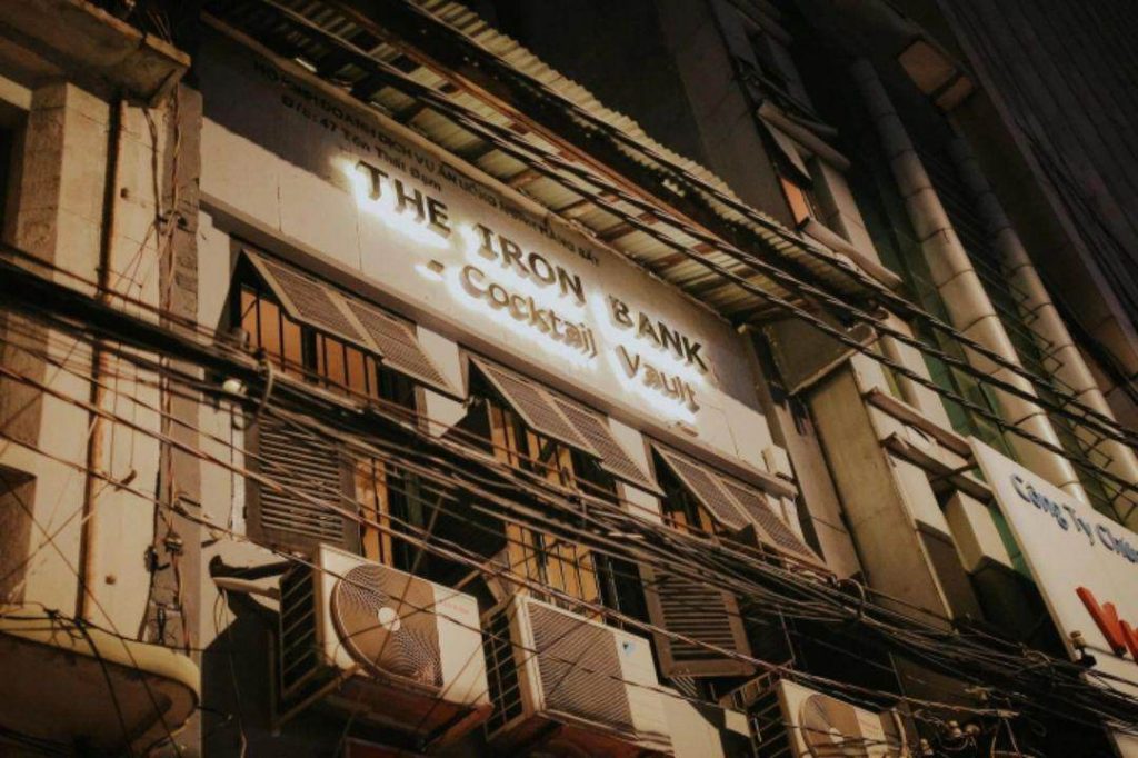 Chẳng ai có thể bỏ qua The Iron Bank khi nhắc đến những quán bar ẩn mình ở Sài Gòn